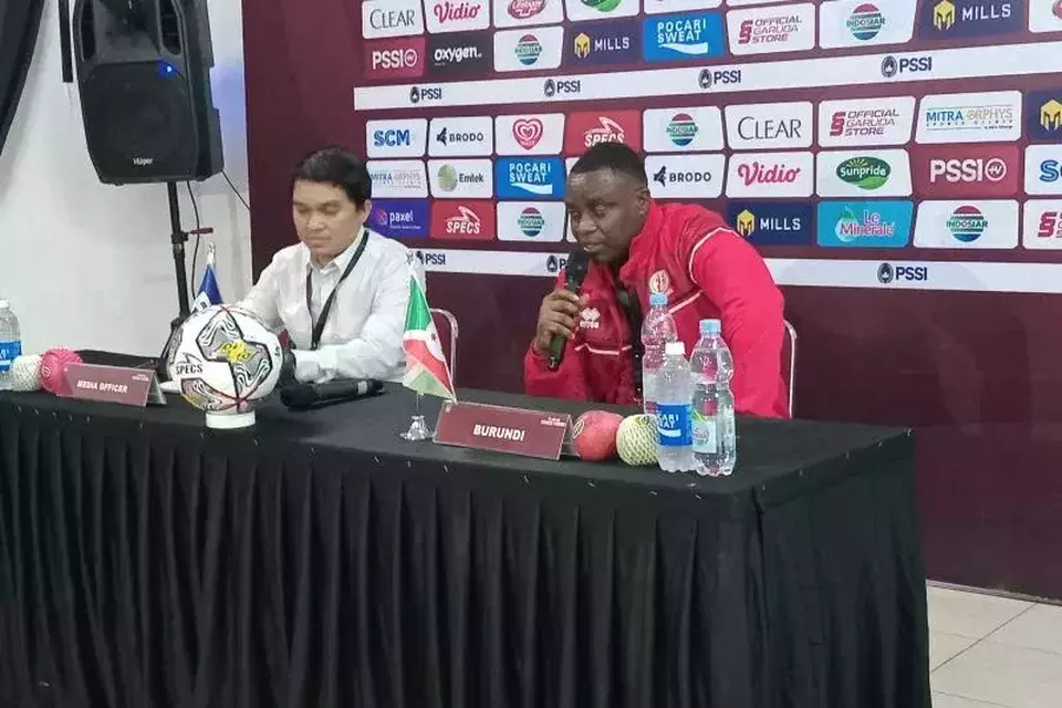 Pelatih timnas Burundi Etienne Ndayiragije menjawab pertanyaan para pewarta pada konferensi pers setelah pertandingan FIFA match day melawan Indonesia yang dimainkan di Stadion Patriot Candrabagha, Bekasi, Sabtu, 25 Maret 2023.