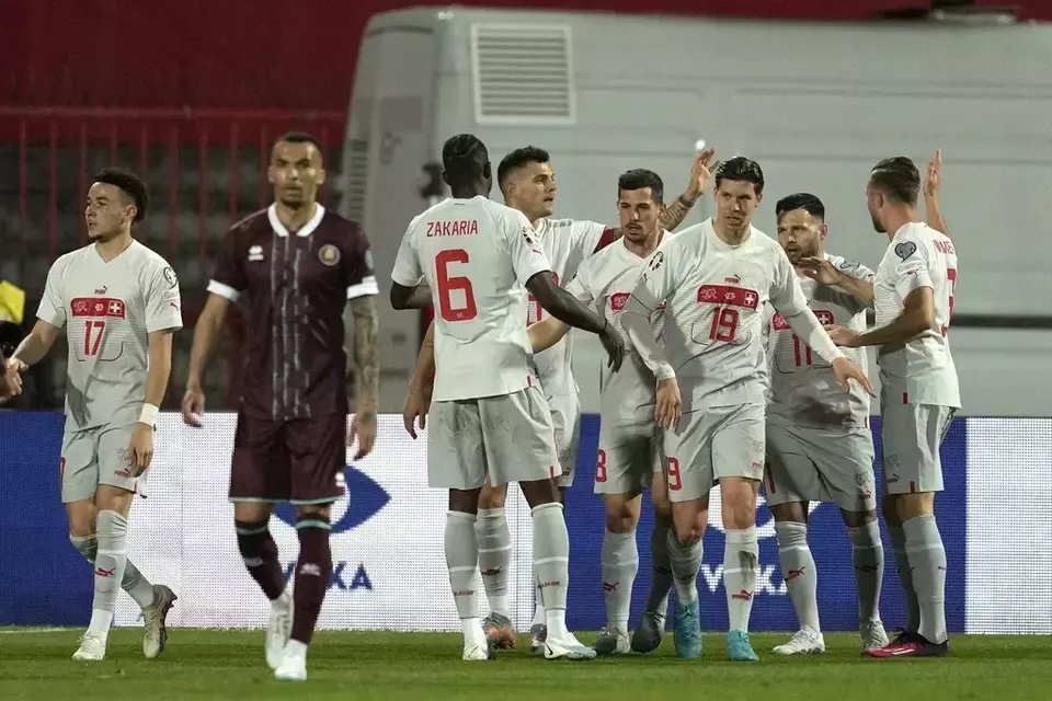 Para pemain Swiss merayakan gol yang dicetak Renato Steffen saat menghadapi Belarus dalam Kualifikasi Euro 2024, Sabtu, 25 Maret 2023.
