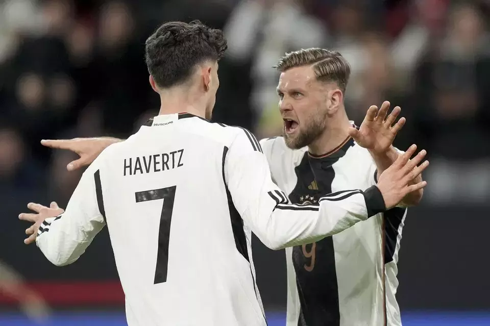 Striker Jerman, Niclas Fullkrug (kanan), merayakan gol yang dicetaknya ke gawang Peru dalam partai uji coba, Sabtu, 25 Maret 2023.
