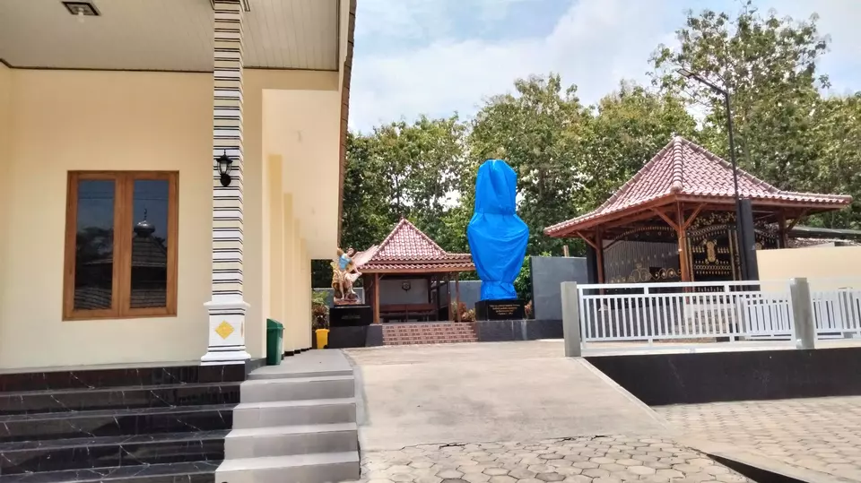 Patung Bunda Maria di sebuah rumah doa di Padukuhan Degolan, Bumirejo, Lendah, Kabupaten Kulon Progo, Daerah Istimewa Yogyakarta ditutup terpal.