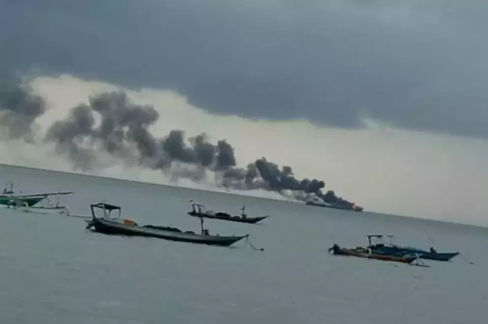 Kapal MT Christin yang mengangkut BBM milik Pertamina dilaporkan terbakar di tengah perairan laut tidak jauh dari Terminal BBM Ampenan Kota Mataram, Nusa Tenggara Barat, Minggu 26 Maret 2023, sekitar pukul 15.30 Wita. 