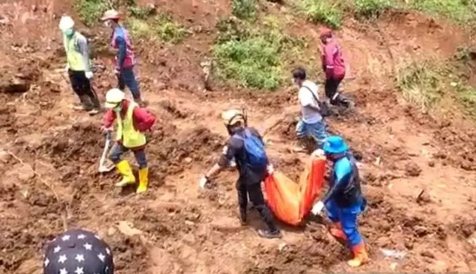 Tim SAR gabungan menemukan kerangka manusia di lokasi Sate Sinta-Cijedil, Kecamatan Cugenang, Cianjur, Jawa Barat, Minggu, 26 Maret 2023.