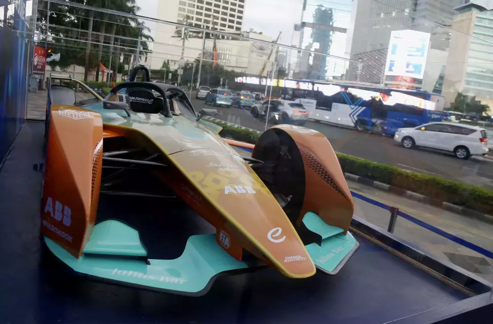 Replika mobil balap Formula E yang di pamerkan dikawasan Bunderan HI, Jakarta, Minggu (26/3/2023).
