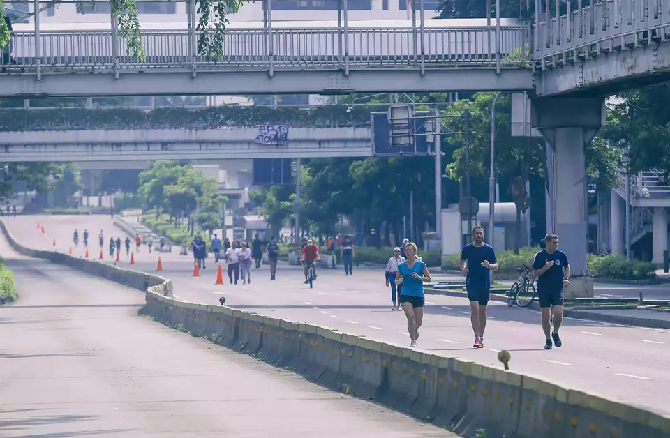 Sejumlah warga beraktivitas olah raga saat Hari bebas kendaraan bermotor (HBKB) atau car free day (CFD) di Jalan Sudirman, kawasan Semanggi, Jakarta, Minggu (26/3/2023).