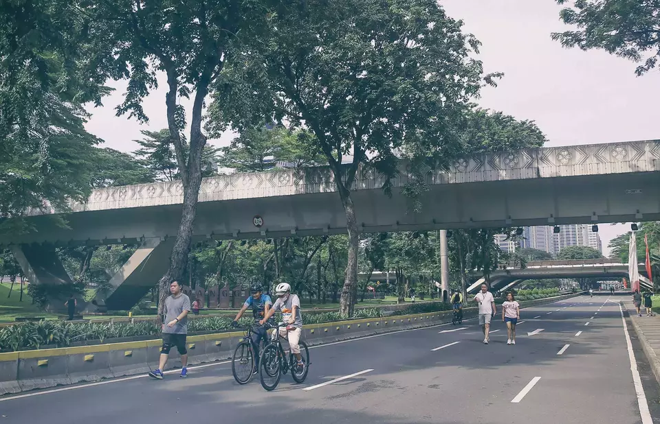 Sejumlah warga beraktivitas olah raga saat Hari bebas kendaraan bermotor (HBKB) atau car free day (CFD) di Jalan Sudirman, kawasan Semanggi, Jakarta, Minggu (26/3/2023).