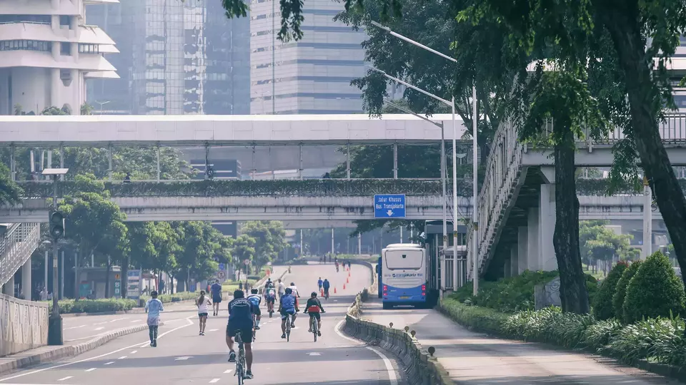 Sejumlah warga beraktivitas olah raga saat Hari bebas kendaraan bermotor (HBKB) atau car free day (CFD) di Jalan Sudirman, kawasan Semanggi, Jakarta, Minggu (26/3/2023).