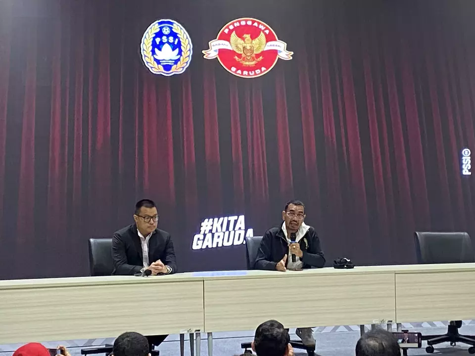 Anggota Exco PSSI, Arya Sinulingga dalam konferensi pers yang digelar di Gedung GBK Arena Senayan Jakarta, Minggu, 26 Maret 2023.