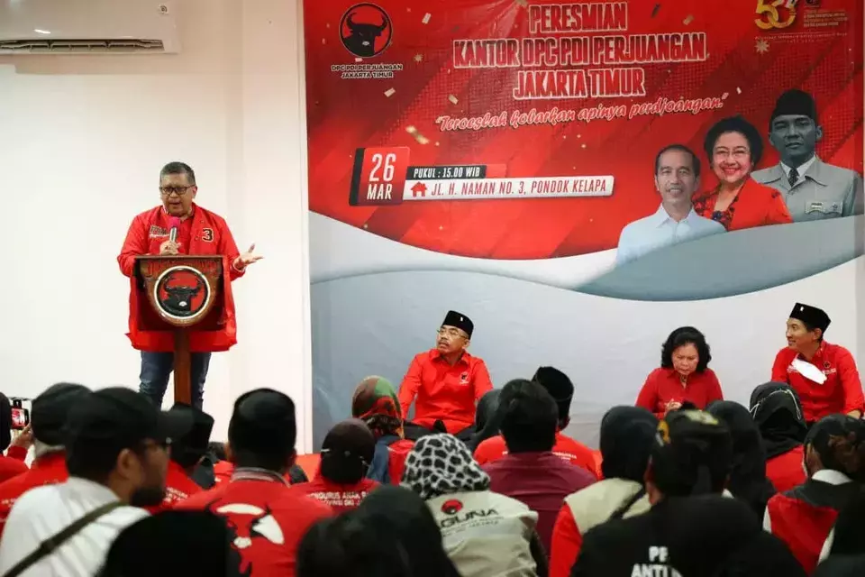 Sekjen PDIP Hasto Kristiyanto saat memberikan sambutan di acara syukuran atas selesainya renovasi kantor DPC PDIP Jakarta Timur, Pondok Kelapa, Minggu 26 Maret 2023.