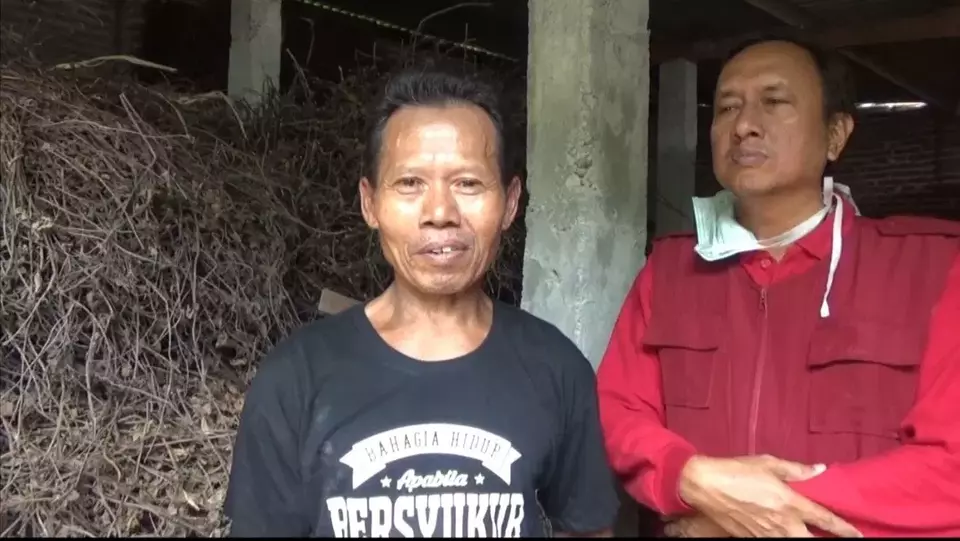 Rokhim warga Desa Plandi, Kecamatan Jombang Kota, Kabupaten Jombang, Jawa Timur, pembuat janggelan atau cincau hitam dari tanaman daun mesona palustris, Minggu, 26 Maret 2023.