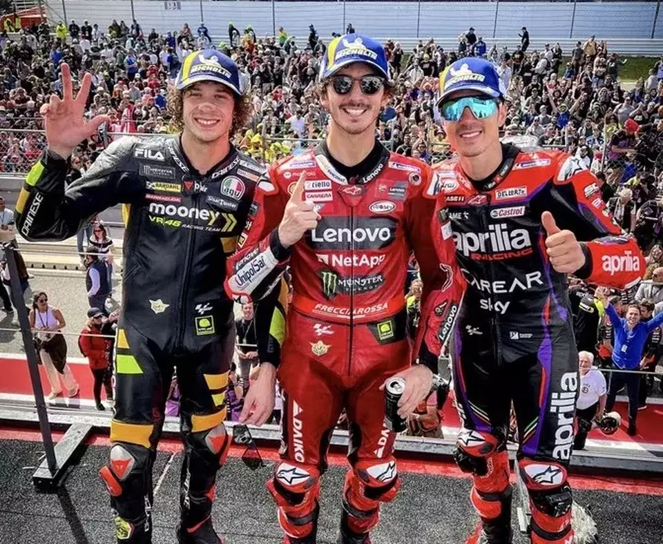 Francesco Bagnaia (tengah) bersama Maverick Vinales, dan Marco Bezzecchnaik di podium juara MotoGP Portugal 2023, Minggu (26/3/2023) malam WIB.