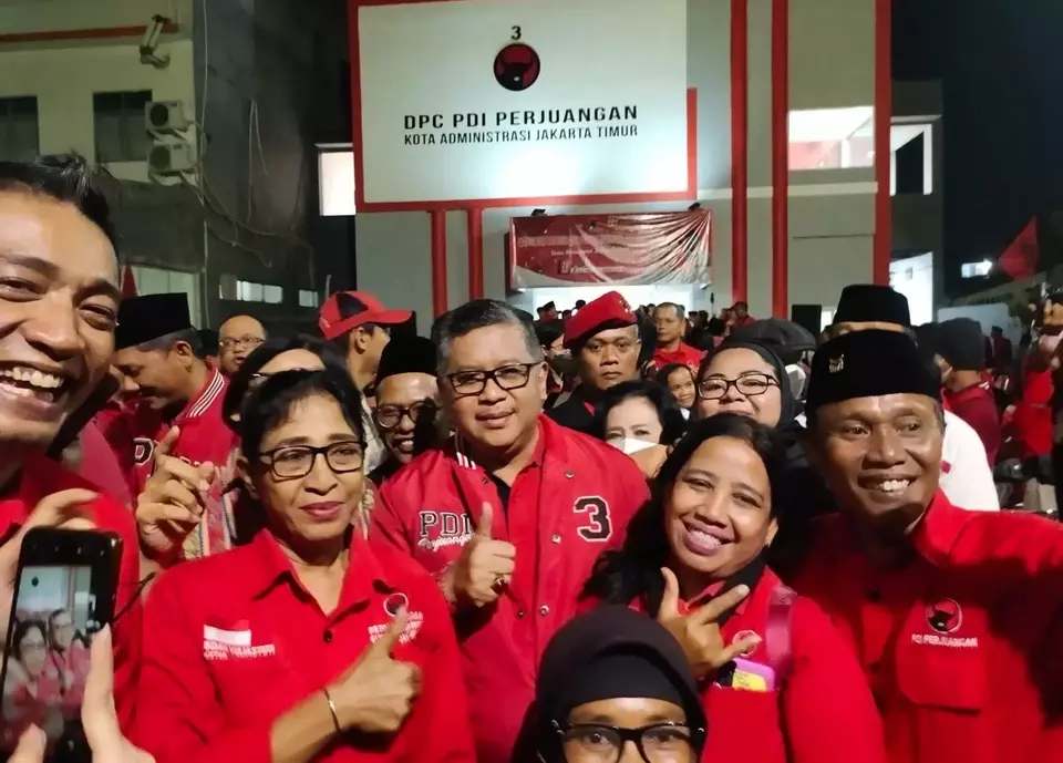 Sekjen DPP PDIP Hasto Kristiyanto seusai menghadiri peresmian renovasi kantor DPC PDIP Jakarta Timur, Minggu, 26 Maret 2023.