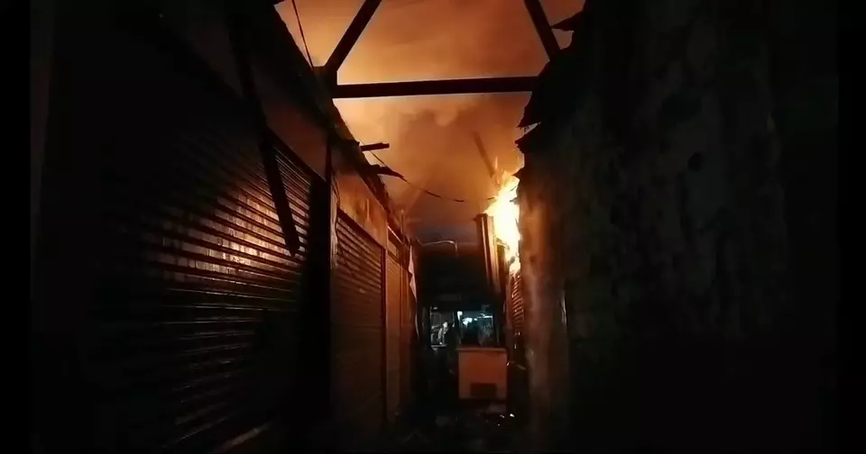 Kebakaran melanda Pasar Kemiri Muka, Beji, Depok, Minggu 26 Maret 2023.