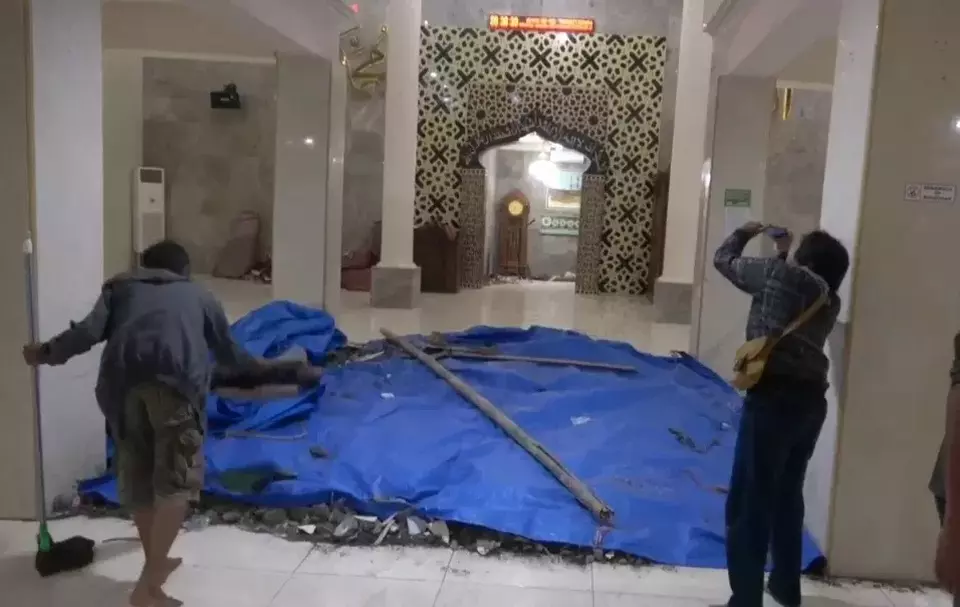 Kubah Masjid Ittifaqul Jama'ah di Jalan Barukang 2, Kelurahan Pattingalloang, Kecamatan Ujung Tanah, Kota Makassar, Sulawesi Selatan, ambruk menimpa jemaah, Minggu 26 Maret 2023.