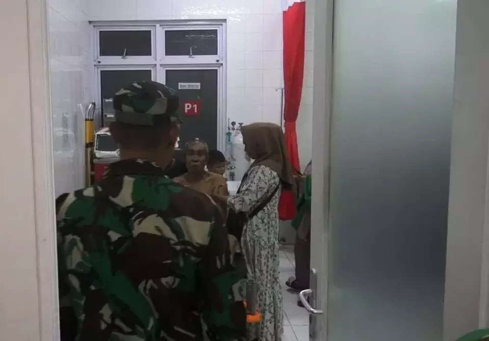 Jemaah yang tertimpa kubah Masjid Ittifaqul Jamaah di Makassar, Sulawesi Selatan, Minggu 26 Maret 2023, dirawat di rumah sakit.