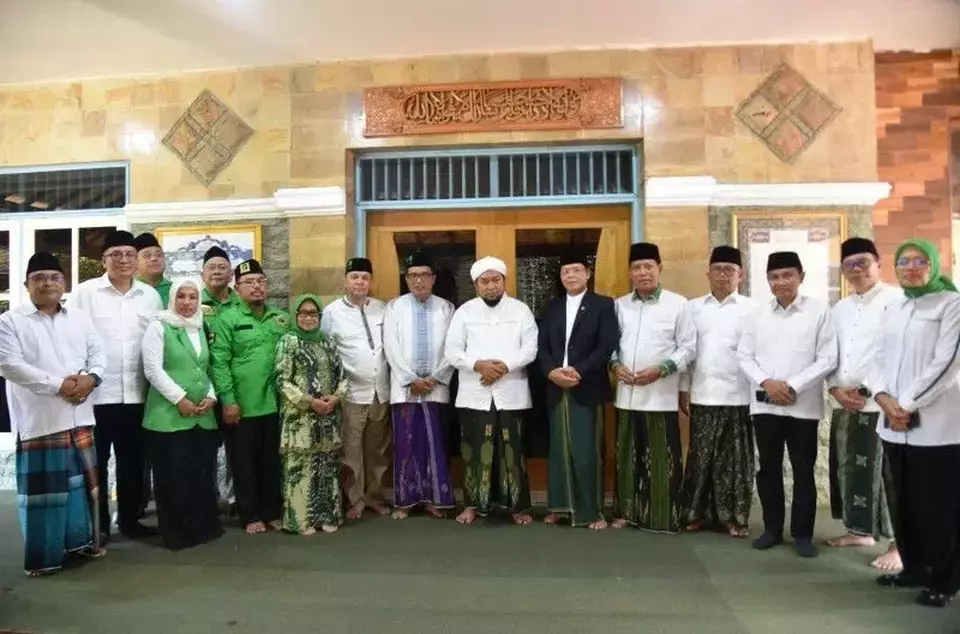 Foto bersama Plt Ketum PPP Muhammad Mardiono dan pengelola Ponpes Salafiyah Syafi’iyah Sukorejo Situbondo, Jawa Timur, Minggu 26 Maret 2023.