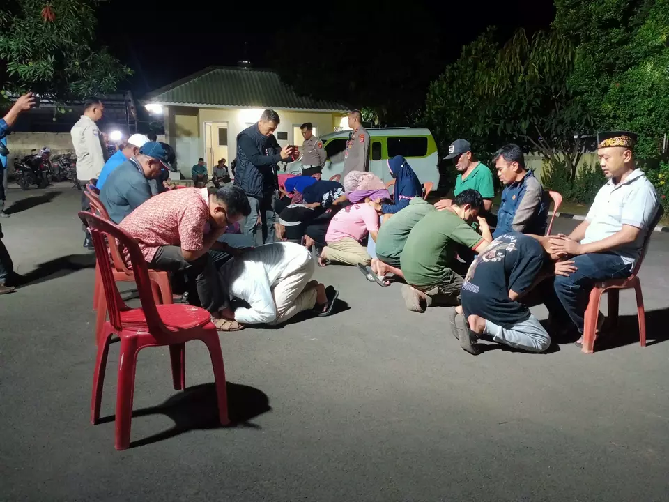 Para remaja yang terlibat perang sarung di Masjid Al Ishlah, Kecamatan Pasar Kemis, Kabupaten Tangerang menangis dan meminta maaf kepada orang tua masing-masing.