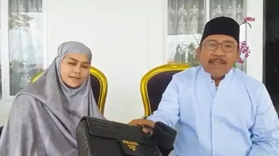 Penjabat Bupati Bombana, Burhanuddin bersama sang istri, Fatmawati Kasim Marewa.