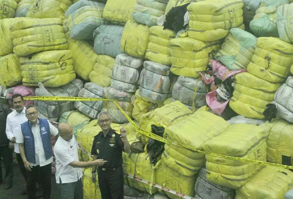 Menteri Perdagangan Zulkifli Hasan (dua kiri), bersama Menteri Koperasi dan UKM Teten Masduki (dua kanan), Kabareskrim Polri Komjen Agus Andrianto (kiri), dan Dirjen Bea Cukai Askolani (kanan), memeriksa timbunan bal pakaian bekas asal impor di Tempat Penimbunan Pebaean (TPP) Bea Cukai Cikarang, Jawa Barat, Selasa, (28/3/2023).