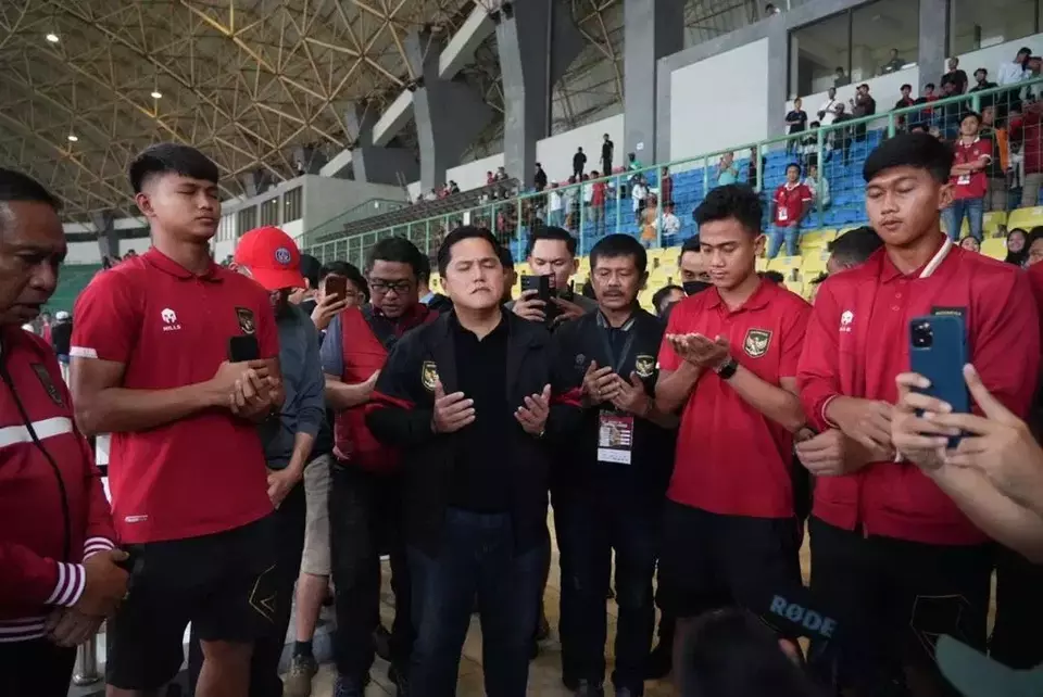 Ketua Panitia Lokal (LOC) Piala Dunia U-20 2023, Erick Thohir, bersama beberapa pengurus PSSI berdoa menjelang keberangkatan untuk bertemu FIFA, Selasa (28/3/2023) di Stadion Patriot Candrabhaga, Bekasi.