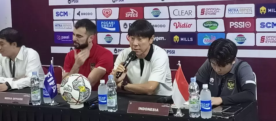 Pelatih Timnas Indonesia, Shin Tae-yong (kanan) dan bek Jordi Amat.