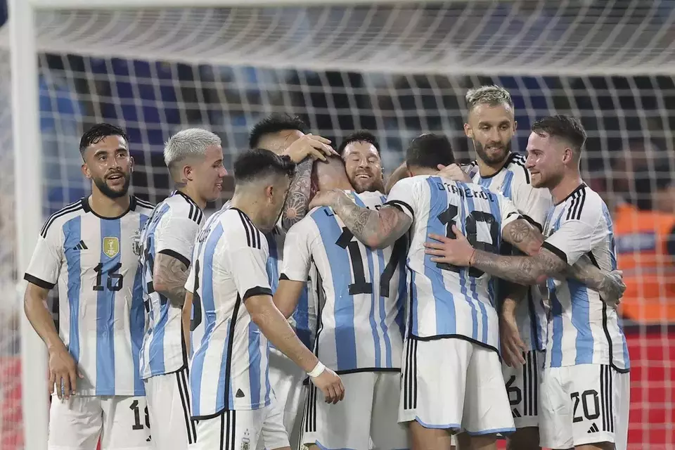 danico22. on X: messi é do vasco inclusive o atleta argentino ja posa com  a camisa do clube.  / X