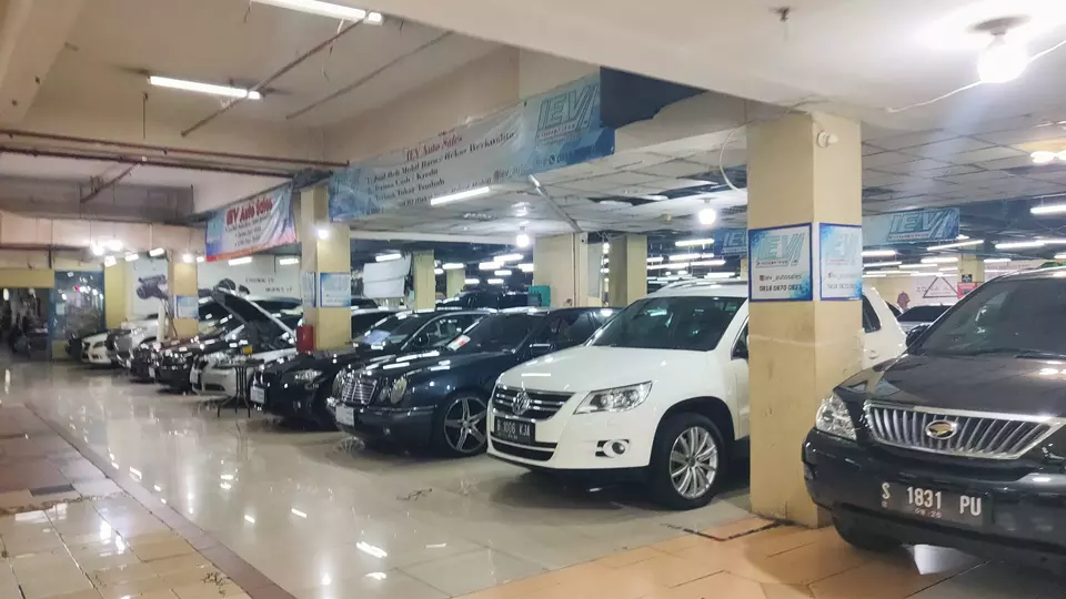 Bursa mobil bekas Blok M Mall, Jakarta Selatan.