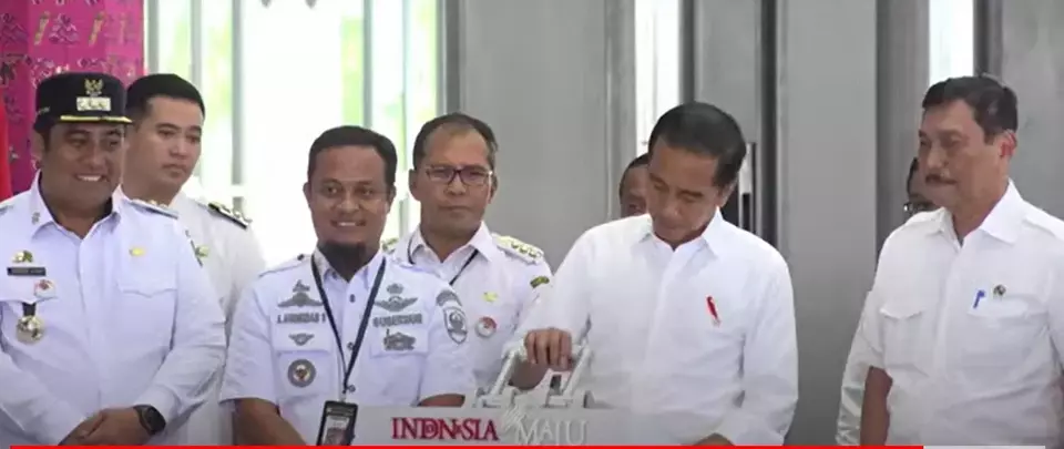 Presiden Joko Widodo meresmikan Depo Kereta Api Maros dan pengoperasian Jalur Kereta Api Lintas Makassar-Parepare Antar Maros-Barru pada Rabu siang, 29 Maret 2023.