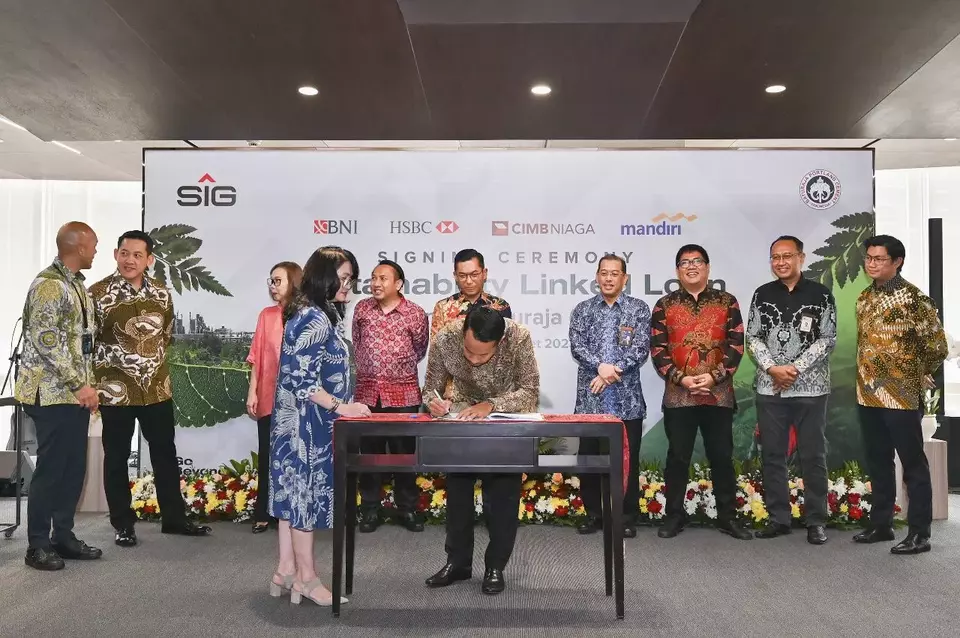 Head of Corporate Banking 3 Division Bank BNI, Dipo Nugroho menandatangani Perjanjian Kredit Sindikasi Sustainability Linked Loan (SLL) di Jakarta, Selasa, 28 Maret 2023.