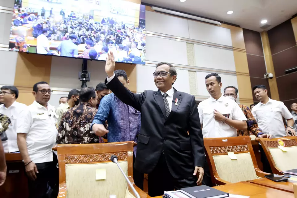 Menkopolhukam di Komisi III DPR RI. Menteri Koordinator Bidang Politik, Hukum, dan HAM RI Mahfud MD sekaligus Ketua Komite Pencegahan dan Pemberantasan Tindak Pidana Pencucian Uang (UU TPPU) Mahfud MD melambaikan tangan saat memasuki ruang rapat Komisi III DPR RI, di Gedung Parlemen Senayan, Jakarta, Rabu, 29 Maret 2023.
