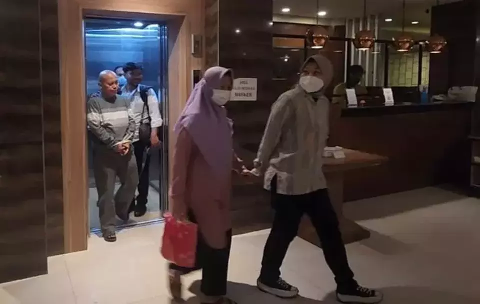 Pemilik agen travel PT Naila Syafaah Wisata Mandiri (kiri) ditangkap Polda Metro Jaya di Hotel Adillah Syariah, Yogyakarta.