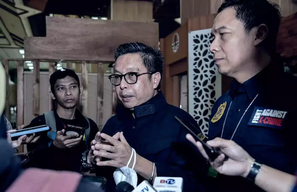 Dirjen Penegakan Hukum LHK, Rasio Ridho Sani (tengah), bersama Direktur Penegakan Hukum Pidana Ditjen Gakkum LHK, Yazid Nurhuda (kanan), menjawab pertanyaan wartawan usai memberikan keterangan pers terkait Kasus Perambahan di Tahura BUkit Mangkol Bangka Belitung di Kementrian Lingkungan Hidup dan Kehutanan, Jakarta, Selasa (29/3/2023).