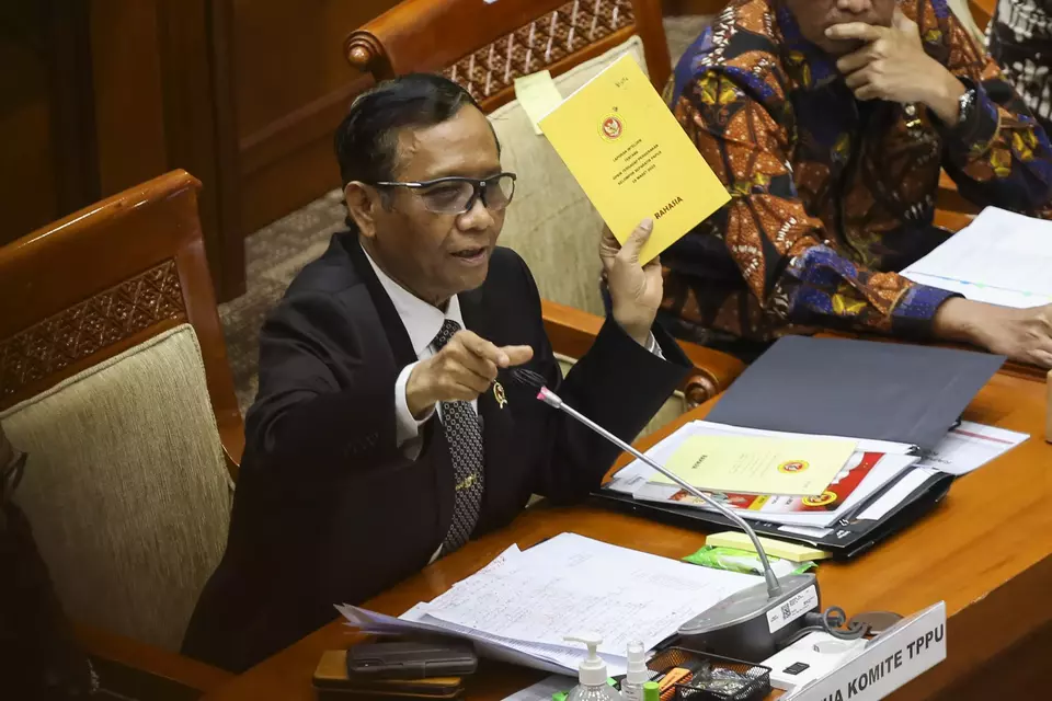 Menko Polhukam Mahfud MD memberikan paparan saat mengikuti rapat dengar pendapat bersama Komisi III DPR di Kompleks Parlemen, Senayan, Rabu, 29 Maret 2023.