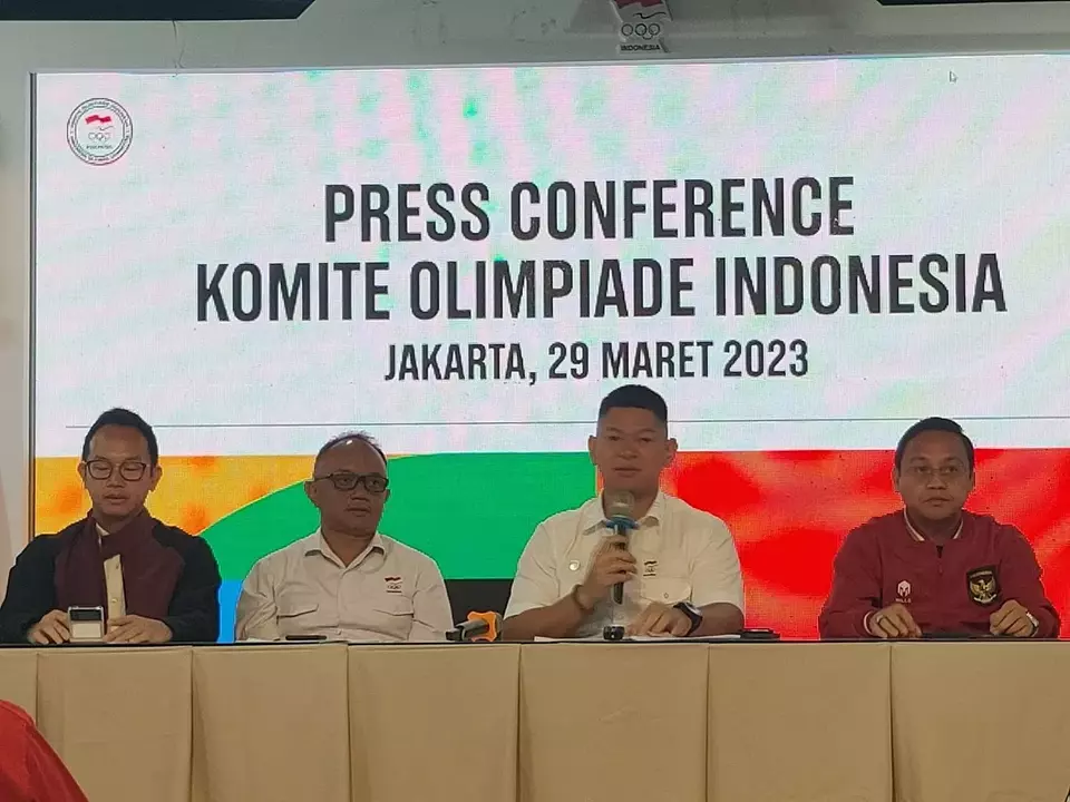 Ketua NOC Indonesia Raja Sapta Oktohari bersama perwakilan cabang olahraga dalam jumpa pers di Kantor NOC Indonesia di Senayan, Rabu 29 Maret 2023.