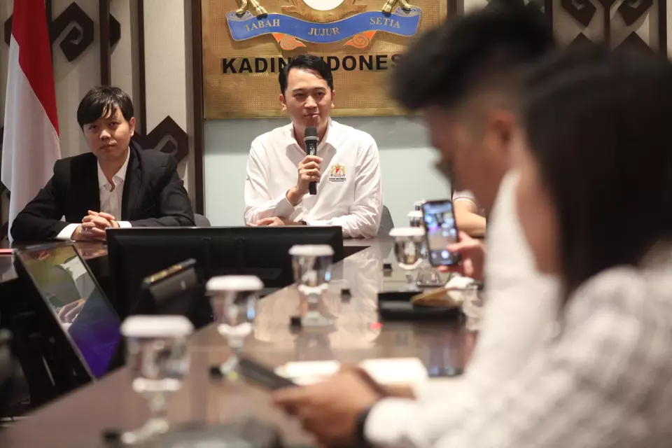Wakil Ketua Departemen BAPEPAN Kadin Kevin Wu (kanan) bersama CCPITCSC Exhibition Dept Head Xiong Canxin (kiri) saat melakukan pertemuan dengan para pengusaha Indonesia dan Tiongkok di Jakarta, Rabu, 29 Maret 2023.