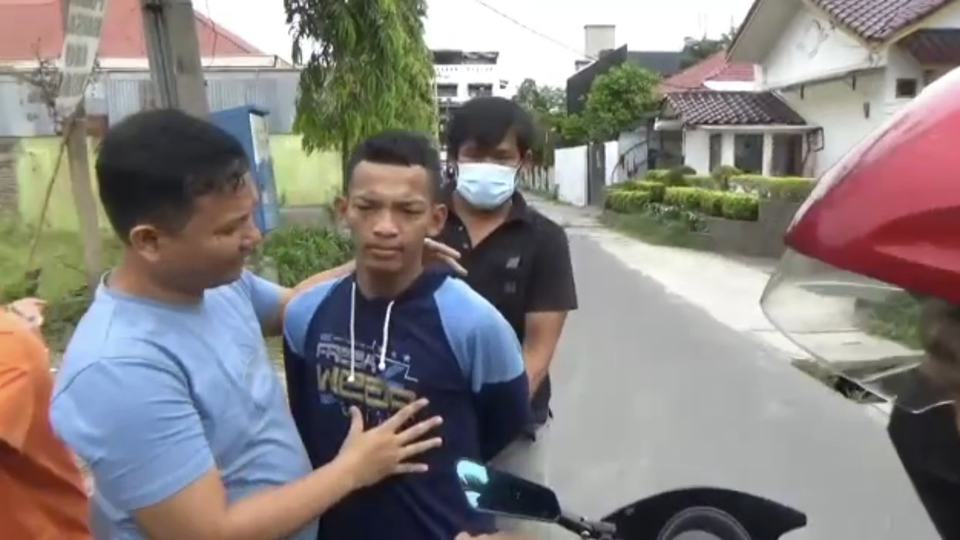 Tukang parkir di Medan, Sumatera Utara ditangkap polisi karena menganiaya seorang pengemudi taksi online. 