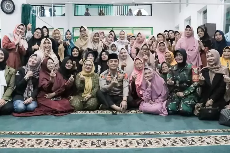 Kapolres Cimahi bersama warga Desa Wangunsari Kecamatan Lembang, Kabupaten Bandung Barat.