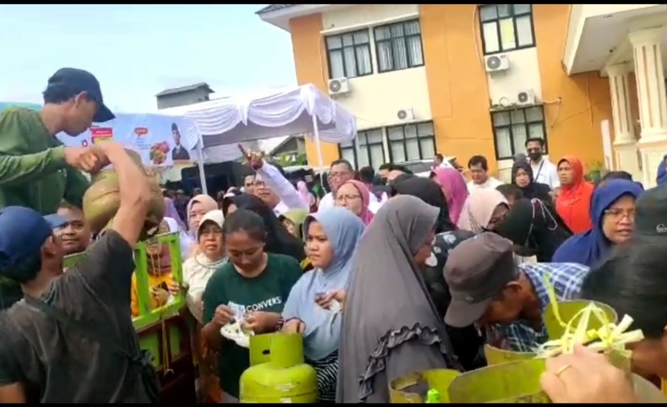 Warga Kota Serang, Banten berdesak-desakan demi membeli gas elpiji 3 kg dalam kegiatan operasi pasar murah di halaman kantor Kecamatan Kasemen, Kota Serang, Rabu, 29 Maret 2023.