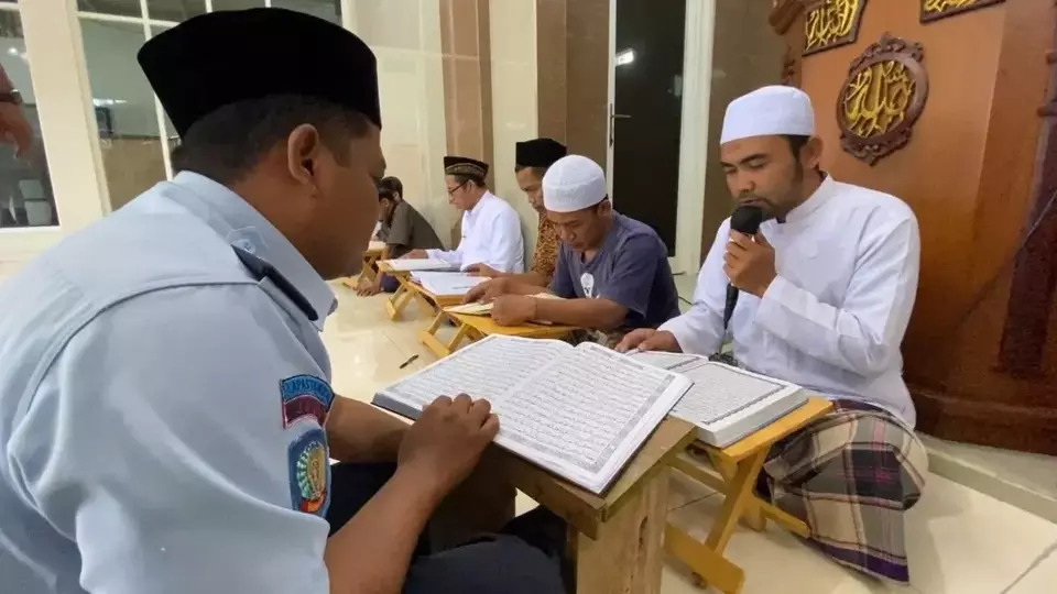 Warga binaan Lapas Kelas II B Blitar, Jawa Timur, mengikuti kegiatan tadarus Al-Quran di masjid dan ruang tahanan area Lapas Blitar.