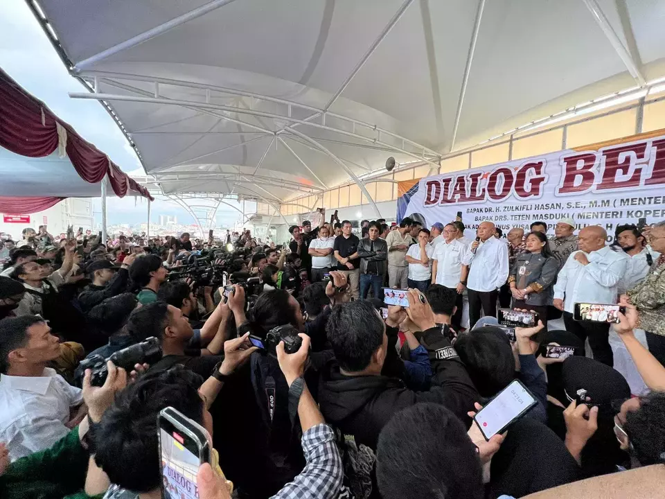 Menteri Perdagangan Zulkifli Hasan didampingi Politisi PDI Perjuangan Adian Napitupulu menemui pedagang pakaian bekas di Pasar Senen, Jakarta, Kamis, 30 Maret 2023.