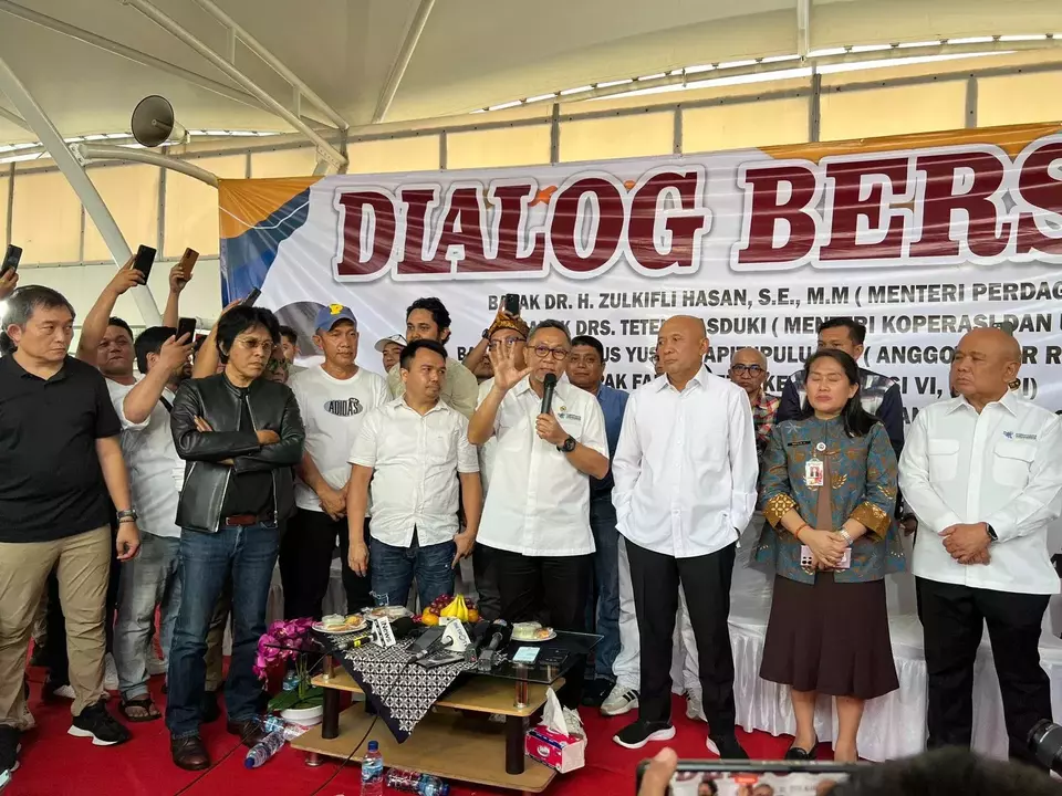 Menteri Perdagangan Zulkifli Hasan didampingi Politisi PDI Perjuangan Adian Napitupulu menemui pedagang pakaian bekas di Pasar Senen, Jakarta, Kamis, 30 Maret 2023.