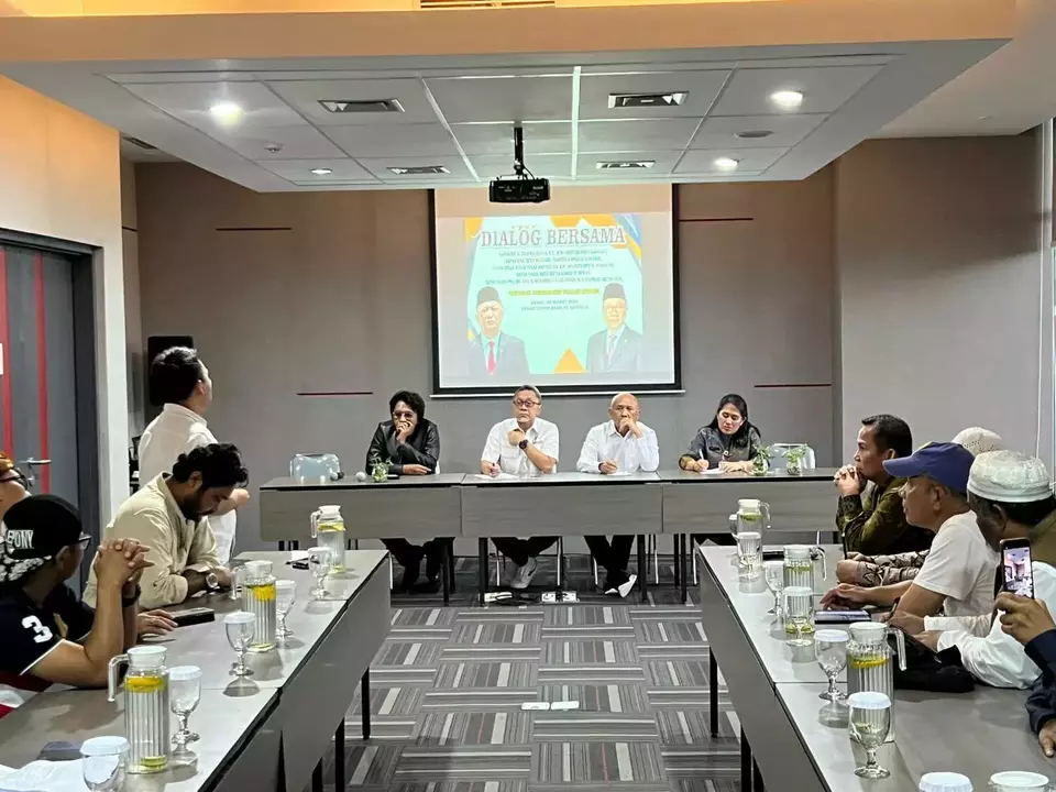 Menteri Perdagangan Zulkifli Hasan didampingi Politisi PDI Perjuangan Adian Napitupulu menemui pedagang pakaian bekas di Pasar Senen, Jakarta, Kamis, 30 Maret 2023.