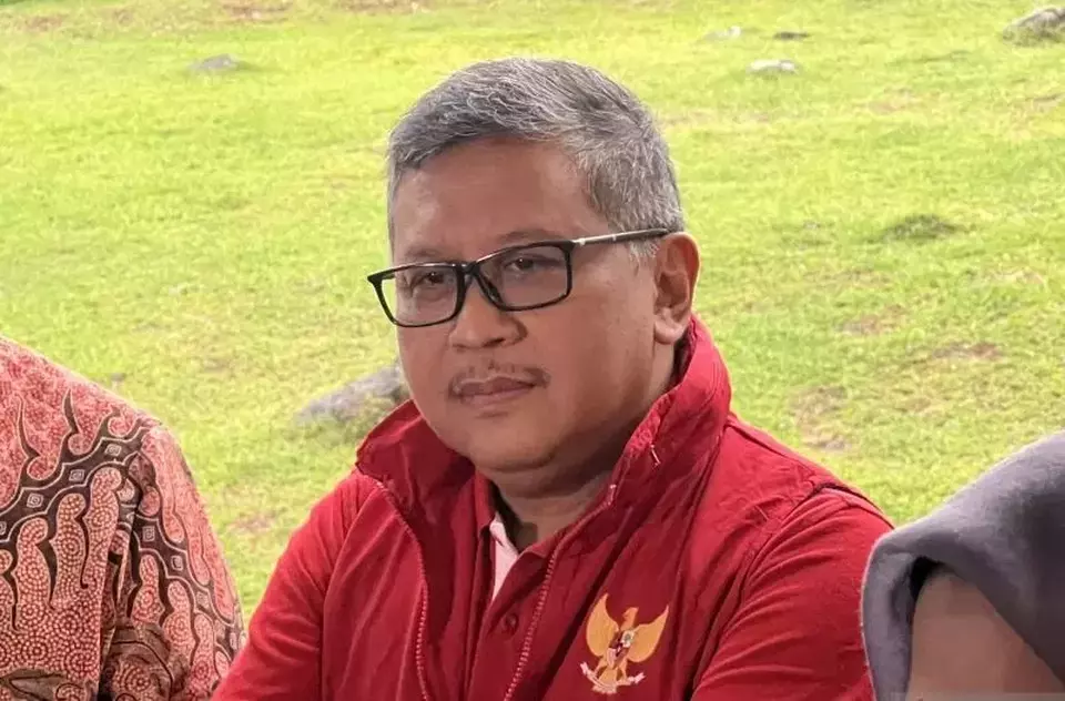 Sekretaris Jenderal PDI Perjuangan Hasto Kristiyanto memberikan keterangan pers di Gelora Bung Karno, Jakarta, Kamis 30 Maret 2023. 