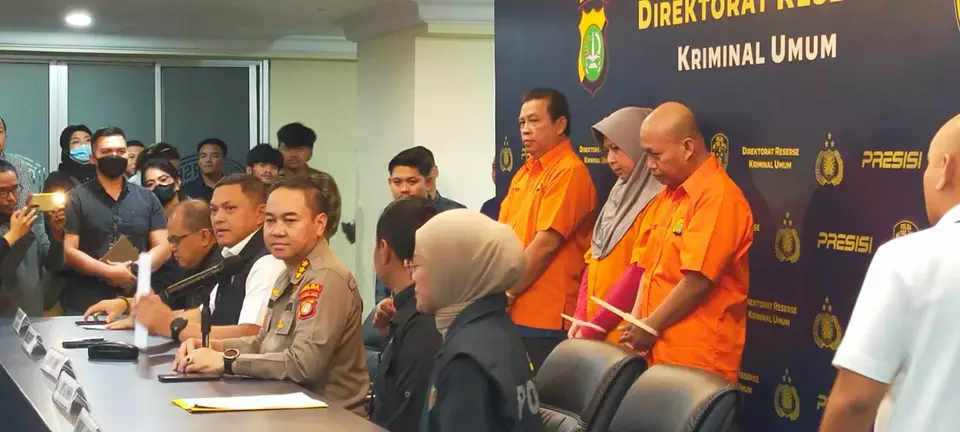 Polda Metro Jaya menggelar konferensi pers terkait kasus penipuan travel umrah PT Naila Syafaah Wisata Mandiri di Jakarta, Kamis 30 Maret 2023.