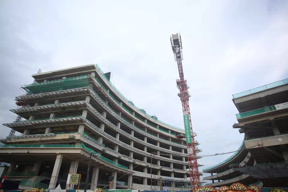 Pekerja menyelesaikan pembangunan gedung Knowledge Hub di kawasan Digital Hub BSD City Serpong, Tangerang, Banten, Jumat, 31 Maret 2023.