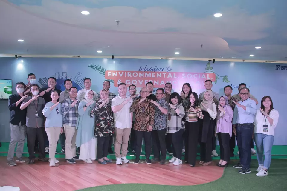 Direktur Operasional BRI Life, Yossie William Iroth dan Komisaris Independen BRI Life Ubaidillah Nugraha berfoto bersama usai Sharing Session ESG di lingkungan Pekerja BRI Life di Jakarta.