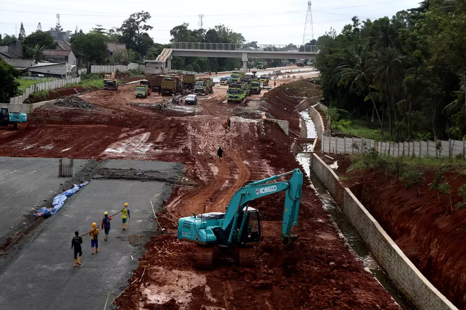 Alat berat beraktivitas di proyek tol ruas Cinere-Jagorawi, di Limo, Depok, Jawa Barat, Jumat, 31 Maret 2023.