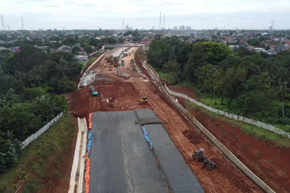Alat berat beraktivitas di proyek tol ruas Cinere-Jagorawi, di Limo, Depok, Jawa Barat, Jumat, 31 Maret 2023.