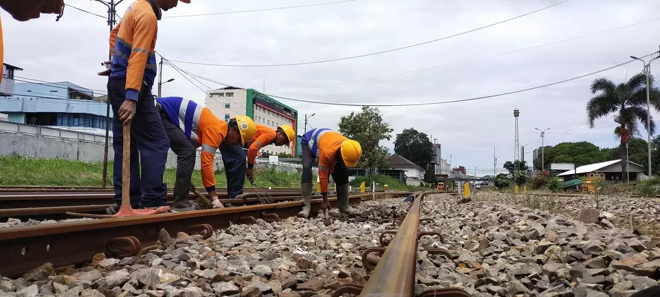 PT KAI Daerah Operasional 2 Bandung melakukan perbaikan rel di sepanjang jalur mudik, Jumat, 31 Maret 2023.