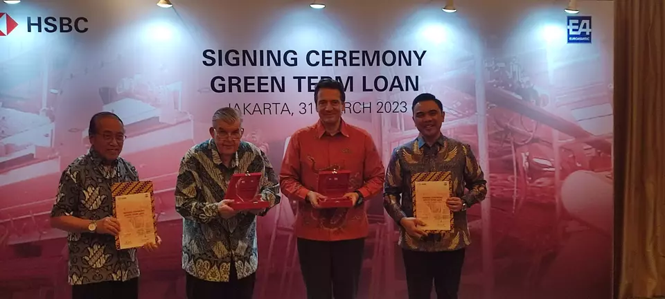 Kiri ke kanan: Presiden Direktur PT Euroasiatic Heat and Power Systems Teddy Iwan Setiadi, Founder Euroasiatic Group dan Presiden Direktur PT Euroasiatic Jaya Wolfgang Joachim Hermann Maehl, Presiden Direktur PT Bank HSBC Indonesia Francois de Maricourt, Managing Director dan Head of Wholesale Banking, HSBC Indonesia Riko Tasmaya dalam acara penandatanganan perjanjian kredit hijau berjangka antara Bank HSBC Indonesia dan Euroasiatic Group di Jakarta, Jumat, 31 Maret 2023.