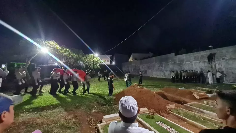 Bripda Dani Kusnahadi (21), anggota polisi dari Polda Banten yang tertembak senjata laras panjang sendiri, dimakamkan secara kedinasan, Jumat 31 Maret 2023.